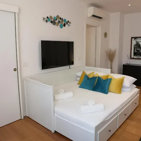 Convenient Family With Private Parking Apartment *