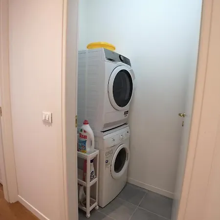 Convenient Family With Private Parking *