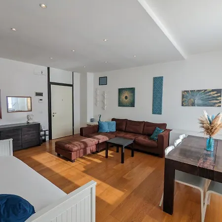 Convenient Family With Private Parking Apartment