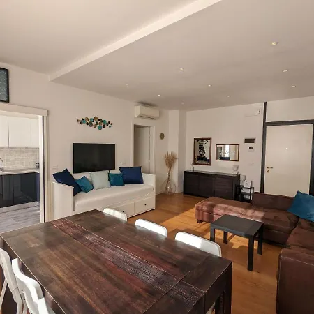 Convenient Family With Private Parking *
